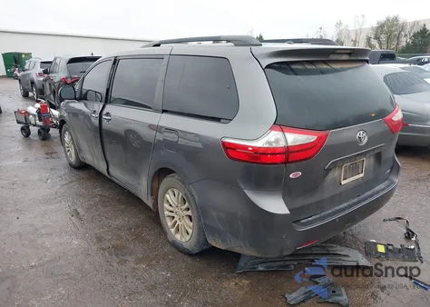 2015 Toyota Sienna Xle 8 Passenger z USA, uszkodzony, nr VIN 5TDYK3DC5FS609741